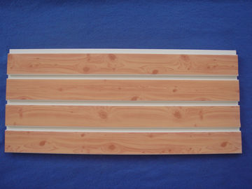 Umidade - dispositivo bonde dos painéis do PVC Slatwall da prova 4ft 8ft personalizado com superfície de madeira da grão