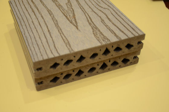 Bom preço Telhas impermeáveis/anticorrosivas do Decking composto da piscina WPC do Decking on-line