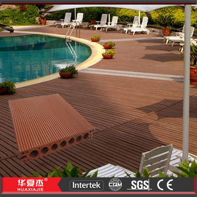 Bom preço Escovado/gravou o Decking de madeira composto 140 * 25mm de WPC impermeáveis para a jarda on-line