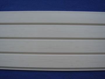 Bom preço Painéis ripados do painel do PVC Slatwall do plástico/os brancos de parede para o armazenamento do porão on-line