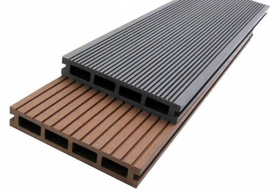 Bom preço O Decking composto o mais atrasado do assoalho do Co-Extrution WPC com o exterior resistente uv on-line