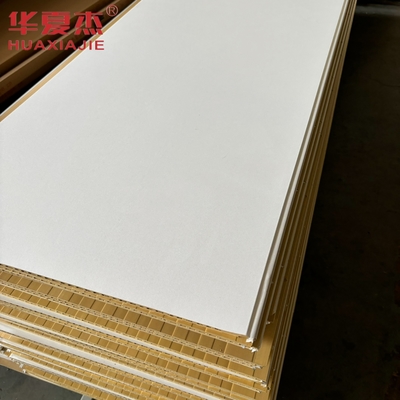 Painel de parede de wpc branco de alta qualidade 600x9mm painel de wpc laminado material de decoração impermeável