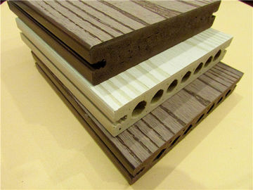 Bom preço Deckings contínuos de esfoladura de gravação do plástico do PVC do Decking composto de WPC on-line