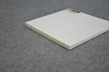 Bom preço O molde de serviço público liso da guarnição do PVC das pranchas da guarnição expulsou 10ft/7ft/8ft on-line