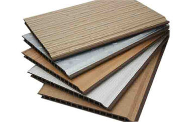 Bom preço V o PVC de madeira da grão dos painéis de teto do PVC de Gap almofada telhas do teto do PVC da decoração on-line