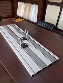 Bom preço Painéis montados cor do arenito UPVC Slatwall para o armazenamento 2.44m * 11cm * 2cm on-line
