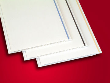 Bom preço Os painéis de teto lustrados brancos do PVC com linha decorativa, teto do pvc da sala embarcam a decoração on-line