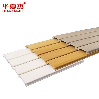 Bom preço 4ft X 8ft PVC Slatwall Painéis Leve 1,7kg Taupe Branco Cinza Grão de Madeira painéis personalizáveis para armazenamento montado na parede on-line