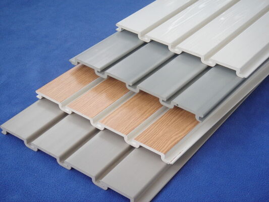 Bom preço Painéis Slatwall de PVC à Prova d'Água com Superfície Lisa e Fácil Instalação para Garagens e Exibições de Varejo On-line