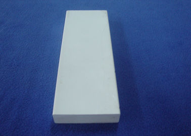 Bom preço O vinil branco Woodgrain decorativo dos moldes do PVC de 5/4 x 4 gravou a prancha da guarnição do PVC on-line
