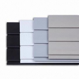 Bom preço Sistemas plásticos do Pvc Slatwall dos painéis de parede interior para o material desportivo on-line