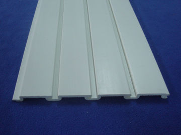 Bom preço O PVC Slatwall do plástico da parte alta almofada o armazenamento da ferramenta com os ganchos da parede da veneziana on-line